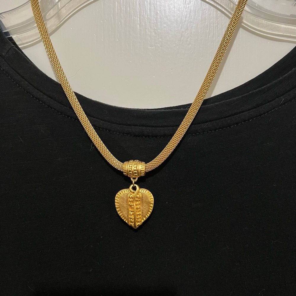 Costume gold necklace.
